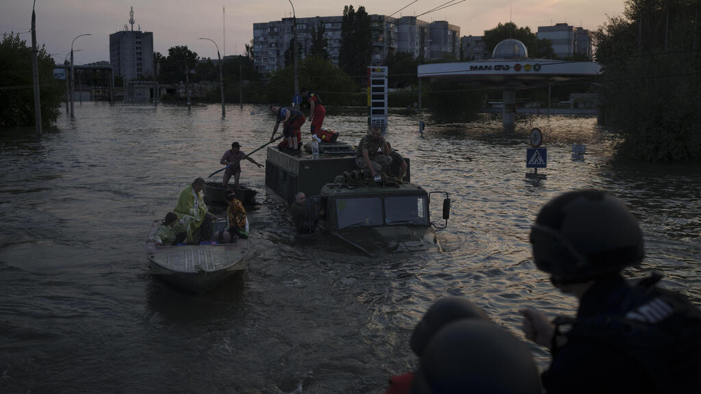 חילוץ ב חרסון הצפה הצפות אוקראינה בעקבות פיצוץ סכר נובה קחובקה
