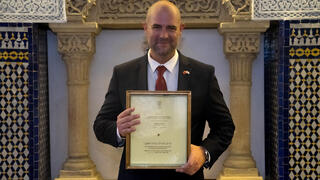 יו"ר הכנסת אמיר אוחנה העניק לנשיא הפרלמנט המרוקני ראשיד טלבי אל עלמי את הקוראן הקטן בעולם