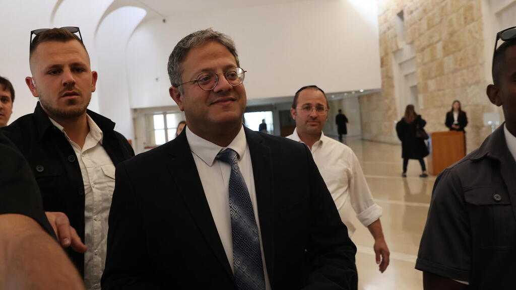 השר בן גביר בכניסה לדיון בחוק פקודת המשטרה (צילום: אלכס קולומויסקי) איתמר בן גביר מגיע לבית המשפט העליון דיון בג"ץ