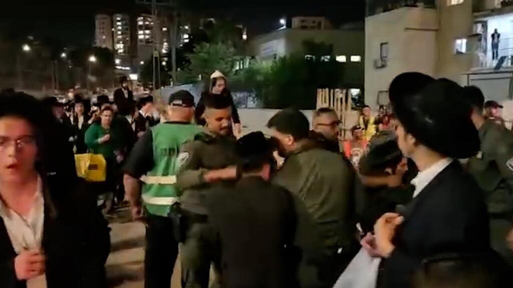 תיעוד: שוטר סוטר למפגין חרדי בהפגנות נגד הרכבת הקלה בבר אילן