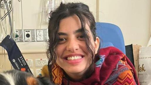 יעל עם הכלב שלה סקיי שאותו אימצה מבית שהזניח אותו