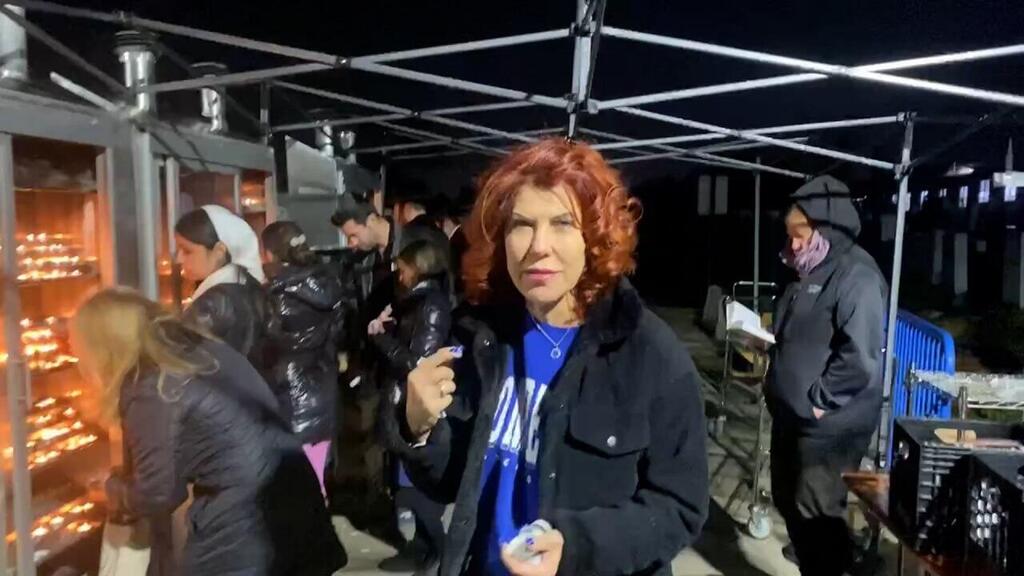 מדליקה נר לכבוד הרב (צילום פרטי ) ג'ודי ניר מוזס שלום