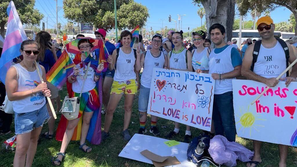 מורים מהתיכון החברתי במצעד בשנה שעברה (צילום: התיכון החברתי) תלמידים ומורים צועדים יחד במצעד הגאווה בתל אביב בשנה שעברה