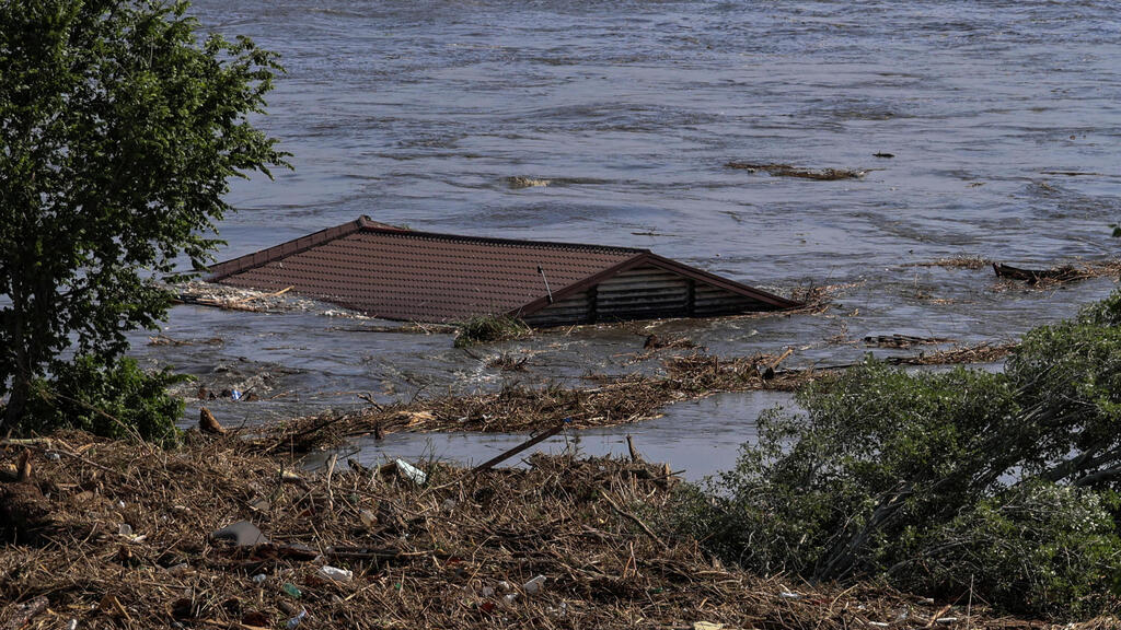 Sauvetage à Kherson inondations Inondations en Ukraine suite à l'explosion du barrage de Nova Khakhovka