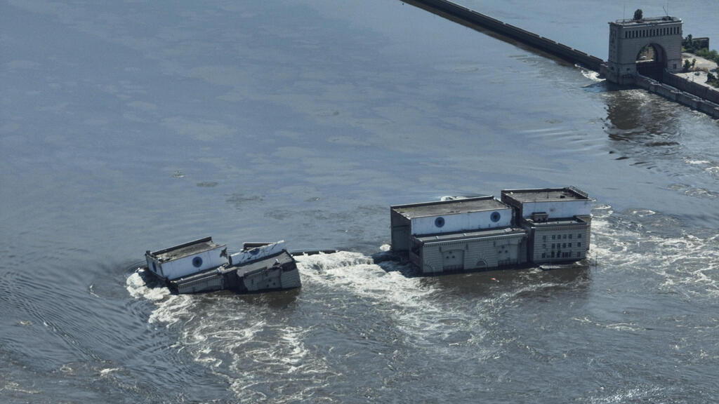 Les dommages au barrage de Nova Khakhovka dans la région de Kherson en Ukraine ont provoqué des inondations