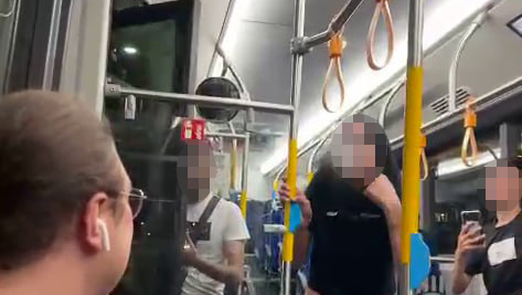 תיעוד העימות באוטובוס צעירים ירקו על חיילית קווירית באוטובוס