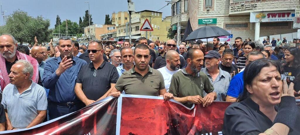 Residents of the Arab town of Yafa protest violent crime surge after five locals massacred in broad daylight מפגינים ביפיע נגד האלימות לאחר רצח חמישה בני אדם בתחנת שטיפה בעיר