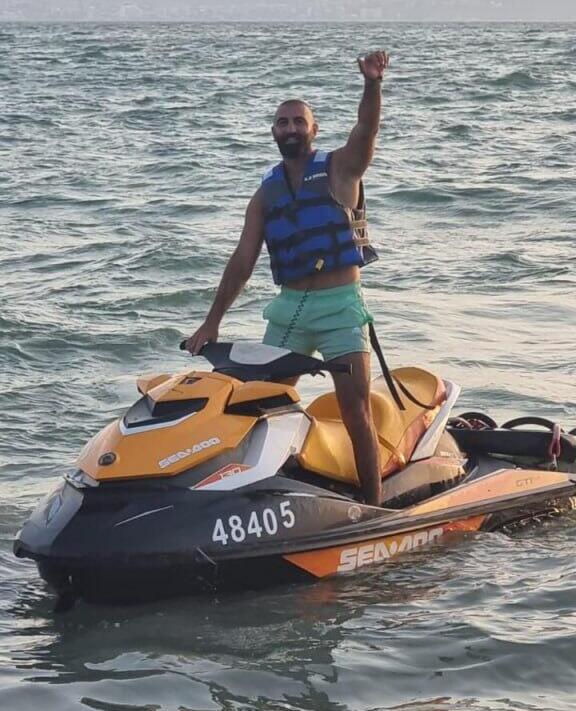 המציל נישו דרוויש על אופנוע הים שלו. ניחש על פי כיוון הרוחות והזרמים (צילום: איגוד ערים כינרת) מציל חוף כורסי נישו דרוויש שאיתר את הנעדרים בכנרת