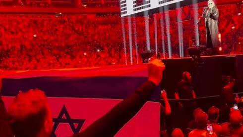 Fan forcefully removed from Roger Waters concert after waving Israeli flag - Vimarsana News