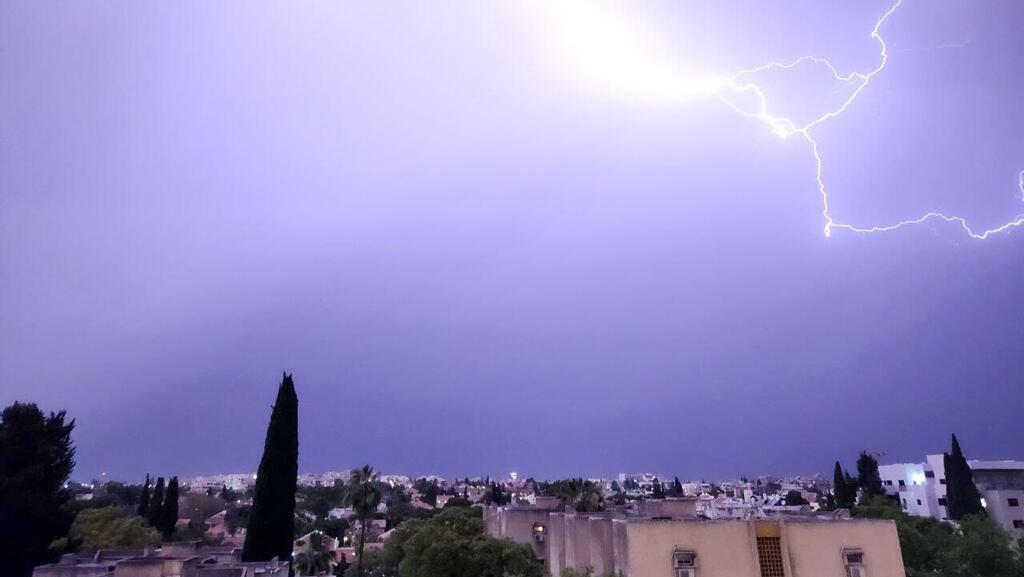 ברקים מעל רעננה
