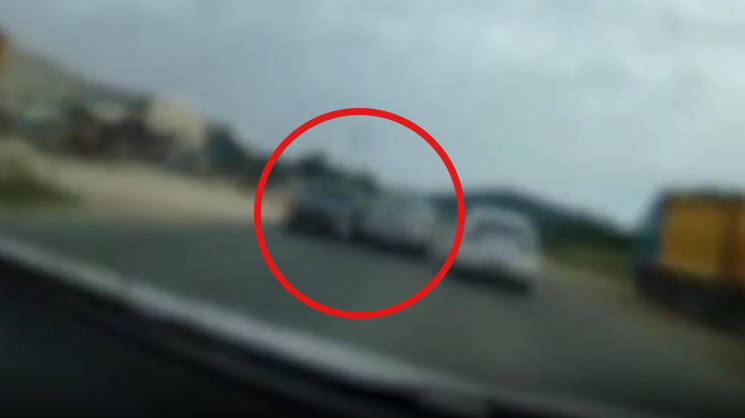 תיעוד מהניידת: הנהג סוטה מהנתיב ופוגע במכונית נגד כיוון התנועה (צילום: משטרת ישראל) תיעוד מרדף אחרי נהג רכב שנמלט ממחסום ''היינו חייבים לחתור למגע"