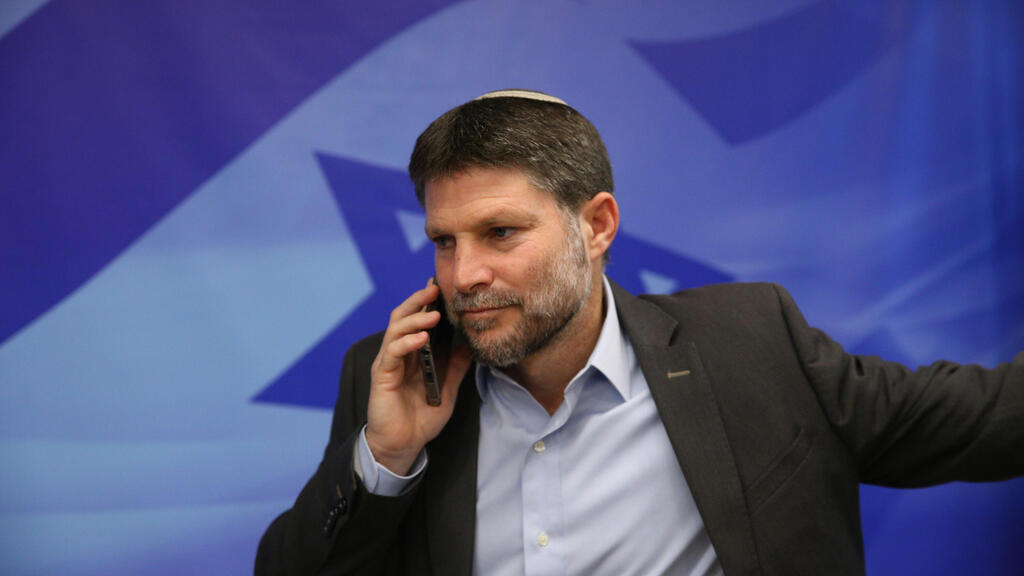 "הממשלה שלנו מחויבת למדיניות ציונית ולאומית בכל רחבי הארץ, בדגש על הנגב והגליל". סמוטריץ' בדרך לישיבת הממשלה, אתמול (צילום: אלכס קולומויסקי) ישיבת ממשלה