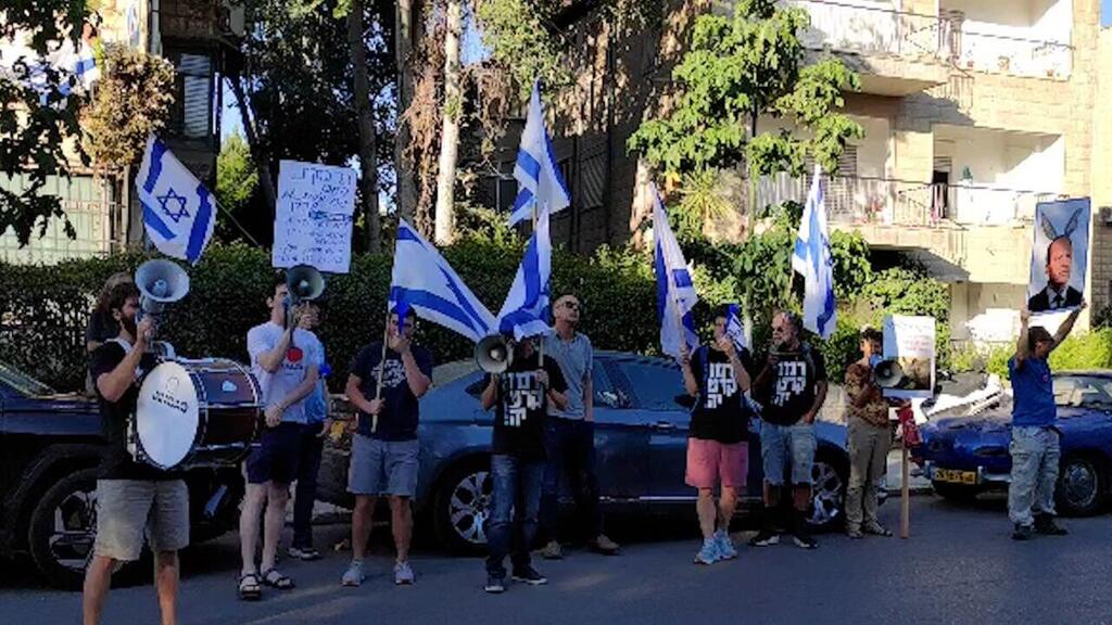 צילום: שומרי הדמוקרטיה הפגנה מול ביתו של ניר ברקת