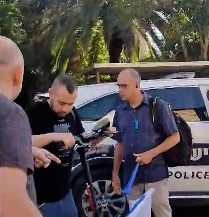 שניות לפני עיכוב החשוד: מפגינים אחרים חסמו את דרכו (צילום: שומרי הדמוקרטיה) הפגנה מול ביתו של ניר ברקת