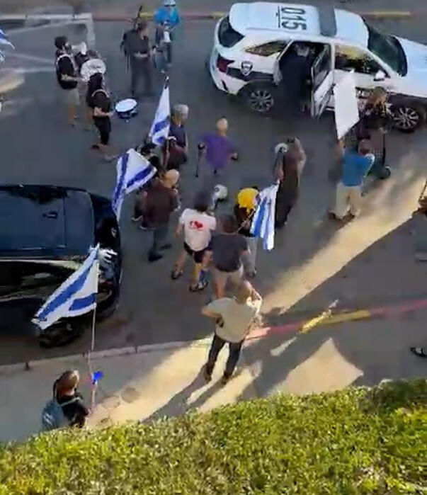 צילום: שומרי הדמוקרטיה הפגנה מול ביתו של ניר ברקת