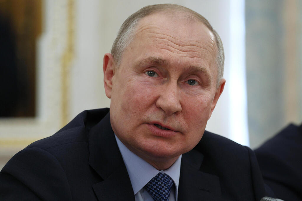 Russian President Vladimir Putin (Photo: AP) נשיא רוסיה ולדימיר פוטין במפגש עם כתבים צבאיים רוסים ו בלוגרים צבאיים בקרמלין מדבר על מלחמה ב אוקראינה