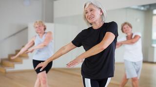 ה גיל ה שלישי 60 ספורט אישה מבוגרת פעילות גופנית התעמלות תנועה