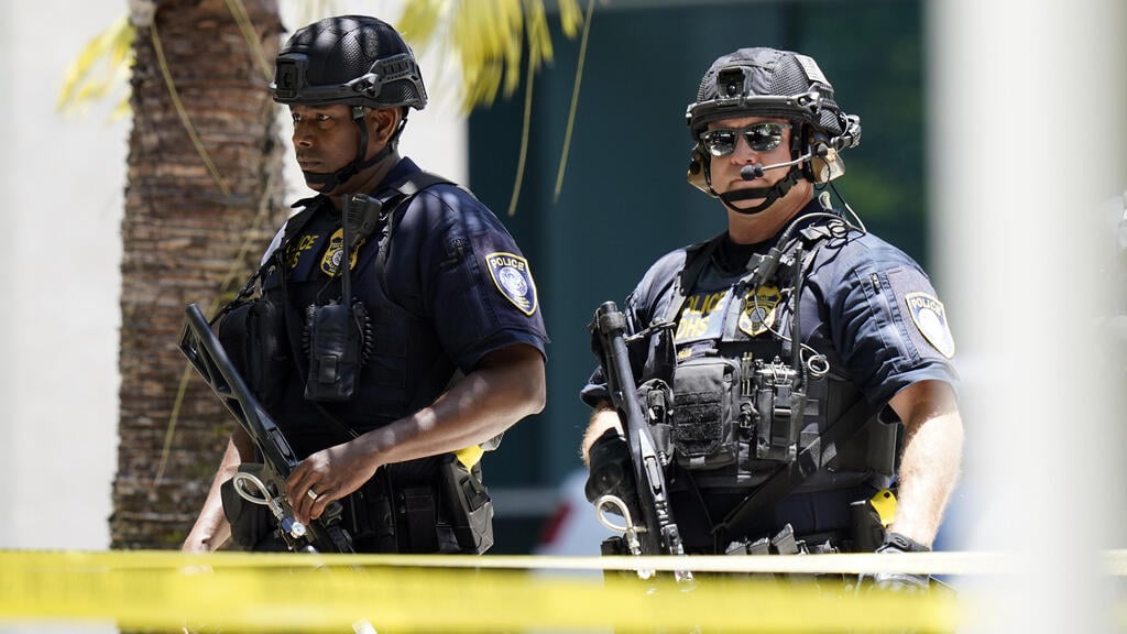 U.S. police forces (Photo: AP) משטרה מחוץ לבית משפט פדרלי ב מיאמי ארה"ב לפני דיון ב אישום נגד טראמפ בפרשת מסמכים מסווגים