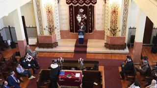 מתפללים בבית הכנסת "מקור חיים" בפורטו
