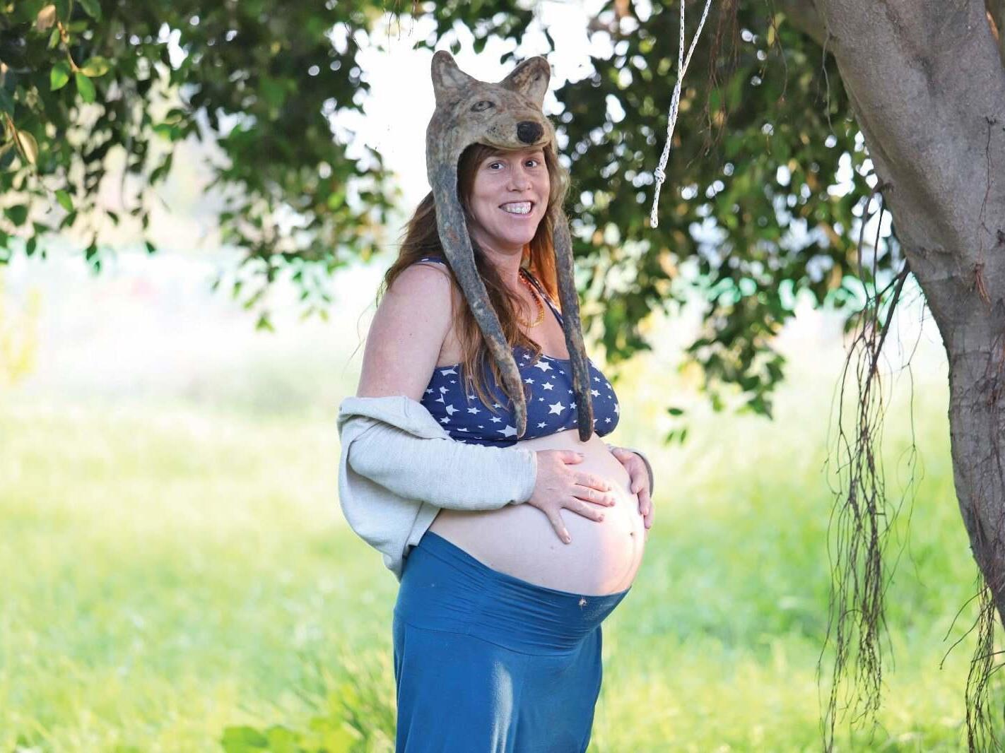 חן רכטמן בהיריון. מחיתולים מלוכלכים ועד שערות שנשרו - הכל משמש ליצירה (נופר אבן אור) חן רכטמן בהיריון