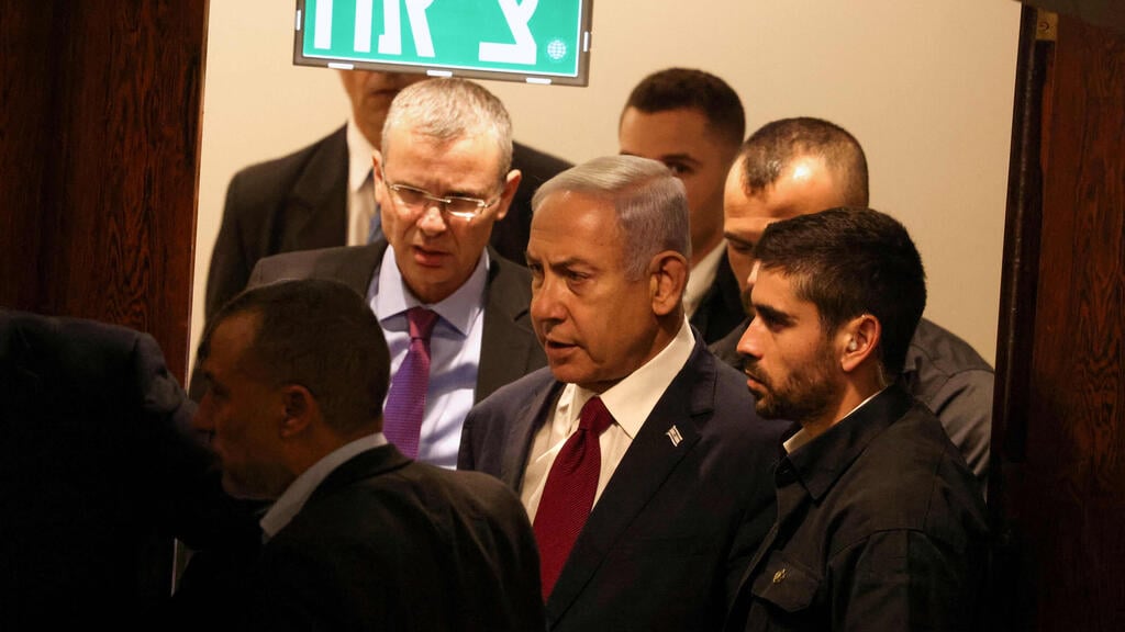נתניהו ולוין אתמול בכנסת (צילום: AFP) הצבעה לוועדה לבחירת שופטים במליאת הכנסת