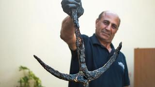 מרואן מסארווה, ארכיאולוג ברשות העתיקות, עם העוגן העתיק