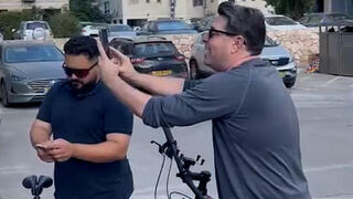  מפגינים נגד המהפכה המשפטית פוגשים את אופיר אקוניס בעת שרכב על אופניו בפארק בצפון תל אביב
