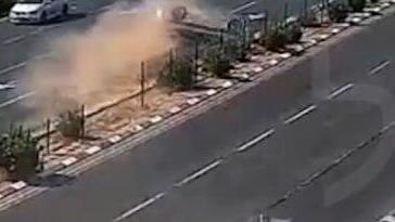 תיעוד: פקח מתהפך על הכביש בזמן מרדף אחר רכב גנוב סמוך למחלף שעריה