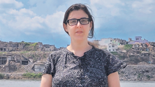 אליזבט צורקוב על רקע מוסול