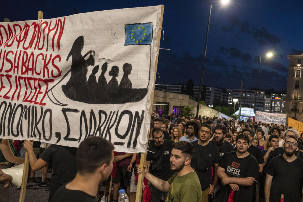 מפגינים באתונה בעקבות האסון בים (צילום: AP) יוון אסון טביעת ספינה של מהגרים מפגינים ב אתונה בעקבות האסון