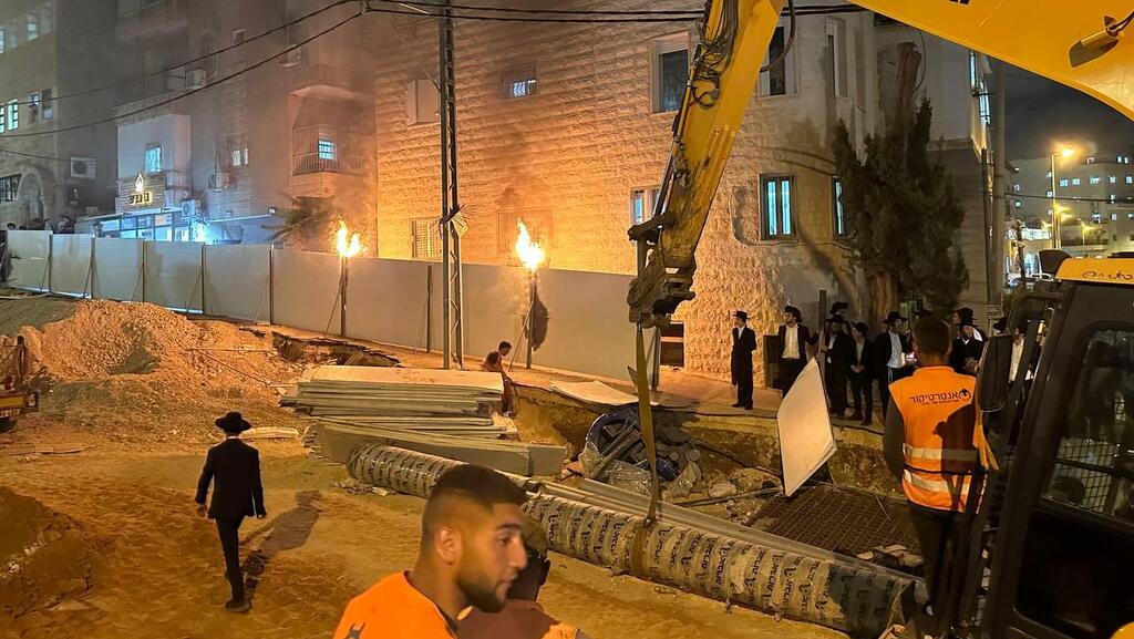 חרדים מפגינים נגד הרכבת הקלה בירושלים ומתעמתים עם שוטרים