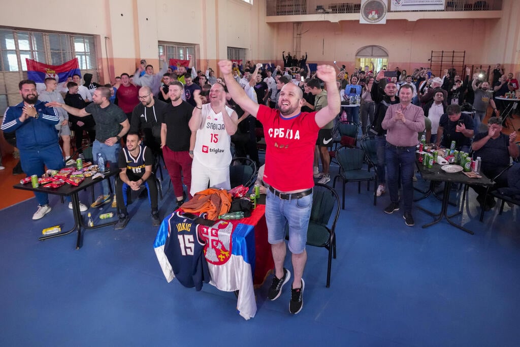 Residents of Sombor celebrate Jokić winning the NBA championship (Photo: AP) צפייה קבוצתית בסומבור במשחק האליפות של דנבר