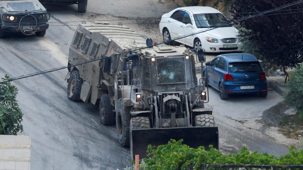 Military vehicles near Jenin refugee camp (Photo: Reuters) רכבים צבאיים בג'נין