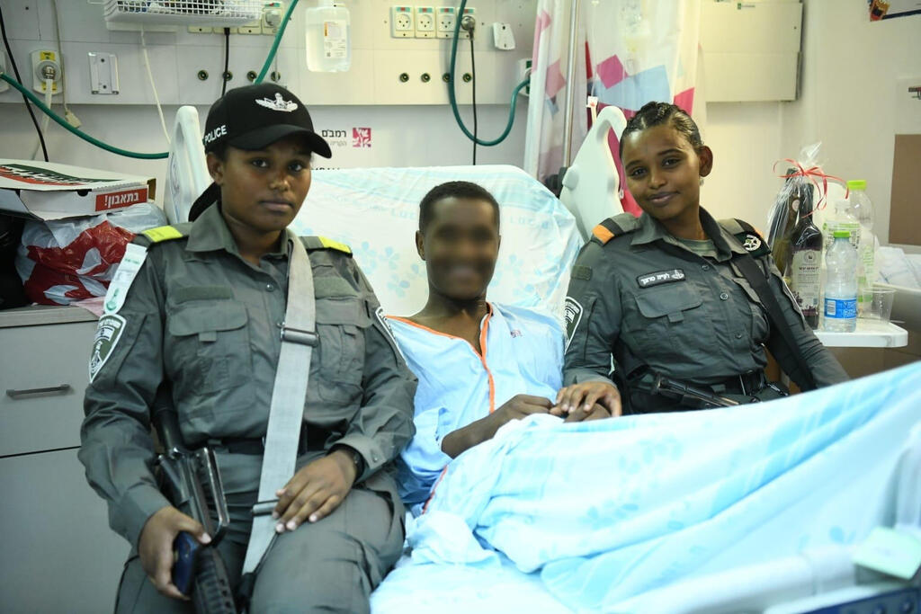 "הוא החוזק שלנו". סמל א' הפצוע לצד שתי אחיותיו, לקייה וסנדו | צילום: דוברות מג"ב