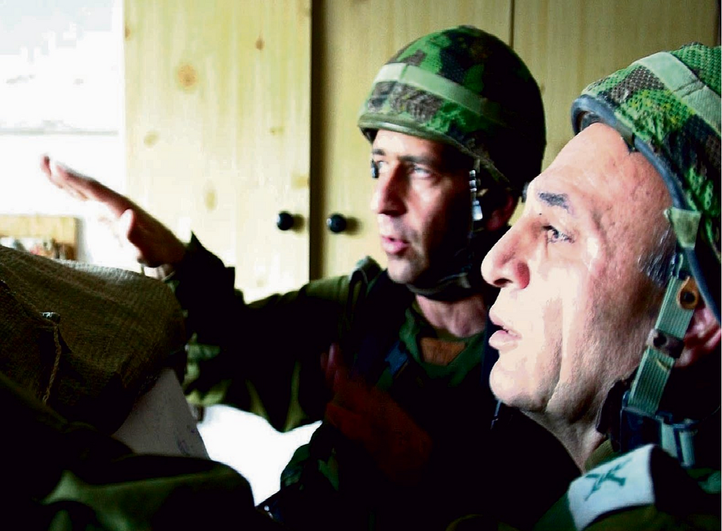 Kochavi with then-IDF chief Shaul Mofaz in the Balata refugee camp during Operation Protective Shield (Photo: IDF Spokesperson's Unit) אביב כוכבי מתדרך את הרמטכ”ל שאול מופז במחנה בלאטה בעת מבצע חומת מגן