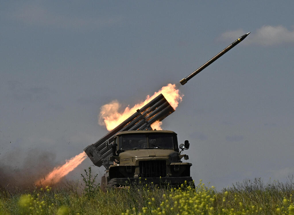 Le tir des missiles Grad de l'armée ukrainienne sur les positions de la guerre de l'armée russe dans la région de Bakhmot, région de Donetsk en Ukraine