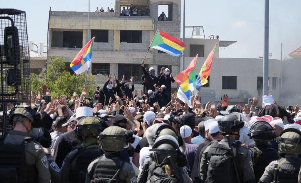 מפגינים דרוזים סמוך לתחנת המשטרה במסעדה שבגולן, לפני כחודש וחצי (צילום: אפי שריר) תיעוד דרמטי: עשרות דרוזים ניסו להשתלט על תחנת משטרה תוך שימוש בירי