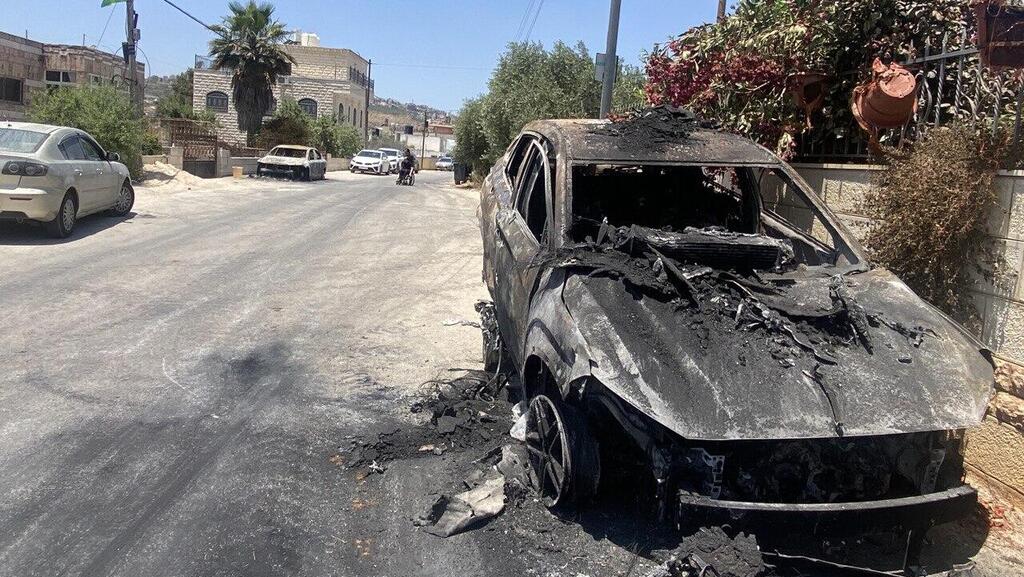 הפלסטינים האשימו את רה"מ בעלייה באלימות המתנחלים. רכבים שרופים בכפר תורמוס עיא (צילום: גיל יוחנן) תורמוס עייא לאחר המהומות בין מתנחלים לפלסטינים