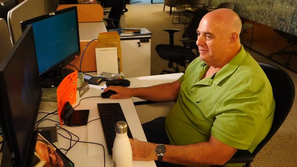 "לעבוד מול המחשב כל היום זה מאתגר, אבל אני מסתובב הרבה" לורנס פישר
