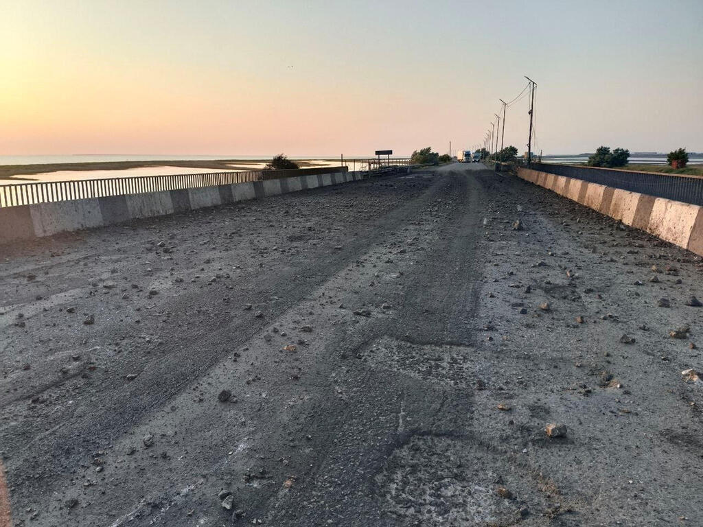 Dommages suite à un bombardement ukrainien présumé sur le pont de Chonhar qui relie les territoires occupés par la Russie dans l'oblast de Kherson dans le sud de l'Ukraine et la péninsule de Crimée