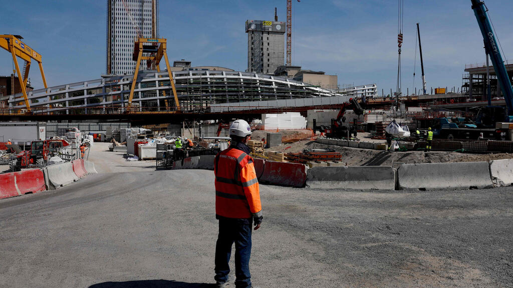 Construction is in high gear ahead of the Paris 2024 Olympics (Photo: GEOFFROY VAN DER HASSELT / AFP) לקראת המשחקים האולימפיים בפריז