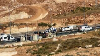 זירת האירוע בצומת תפוח בו יהודייה רצה אל לוחמים עם סכין ככל הנראה על מנת להתאבד