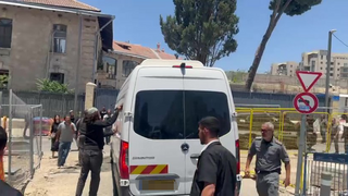 נערי גבעות מנסים לחסום מחוץ לביהמ"ש השלום בירושלים את רכבי שב"ס שמובילים את העצורים היהודים