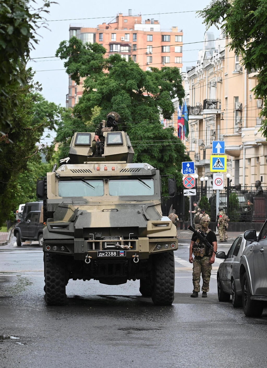 PMC Wagner fighter stand guard in a street near the headquarters of the Southern Military District in the city of Rostov-on-Don, Russia, June 24, 2023 (Photo: Reuters) Reuters_2023-06-24T060302Z_259269841_RC2GP1APP8DC_RTRMADP_698478 (2).jpg