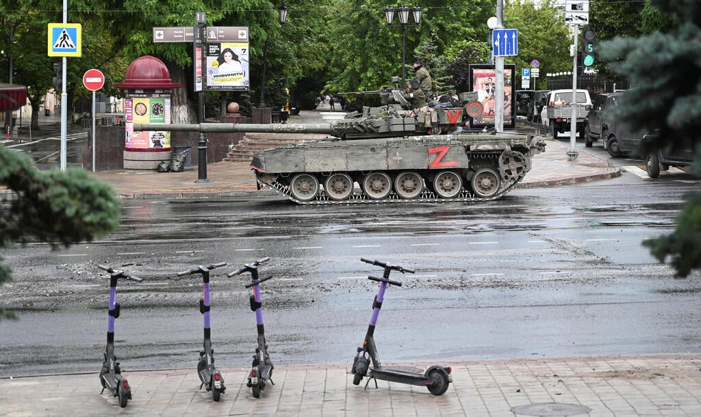 Wagner armored vehicles enter Rostov-on-Don (Photo: Reuters) לוחמיו של יבגני פריגוז'ין ברוסיה