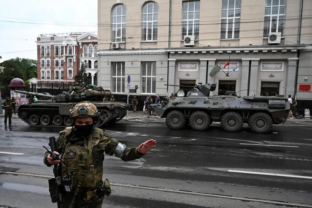 PMC Wagner fighters outside the headquarters of the Southern Military District in Rostov-on-Don (Photo: Reuters) לוחמים של קבוצת וגנר ליד מטה הפיקוד הדרומי של צבא רוסיה ב רוסטוב על הדון
