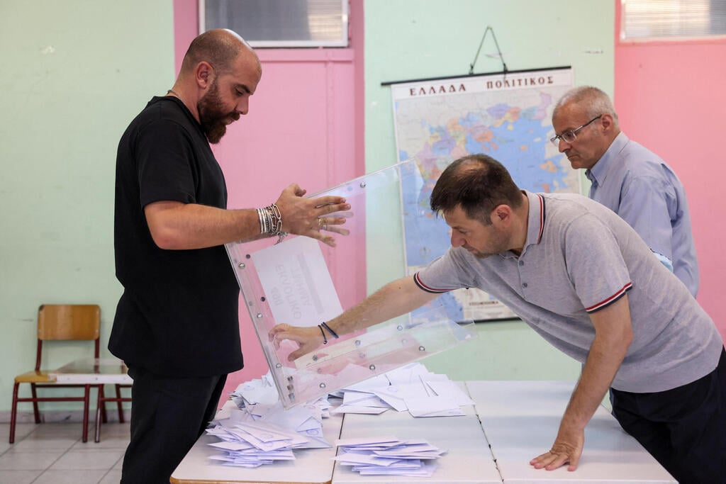 סופרים קולות באתונה. ההבטחה של מפלגת השלטון: לקרב את המשכורות לממוצע באיחוד האירופי (צילום: רויטרס ) יוון בחירות ספירת קולות