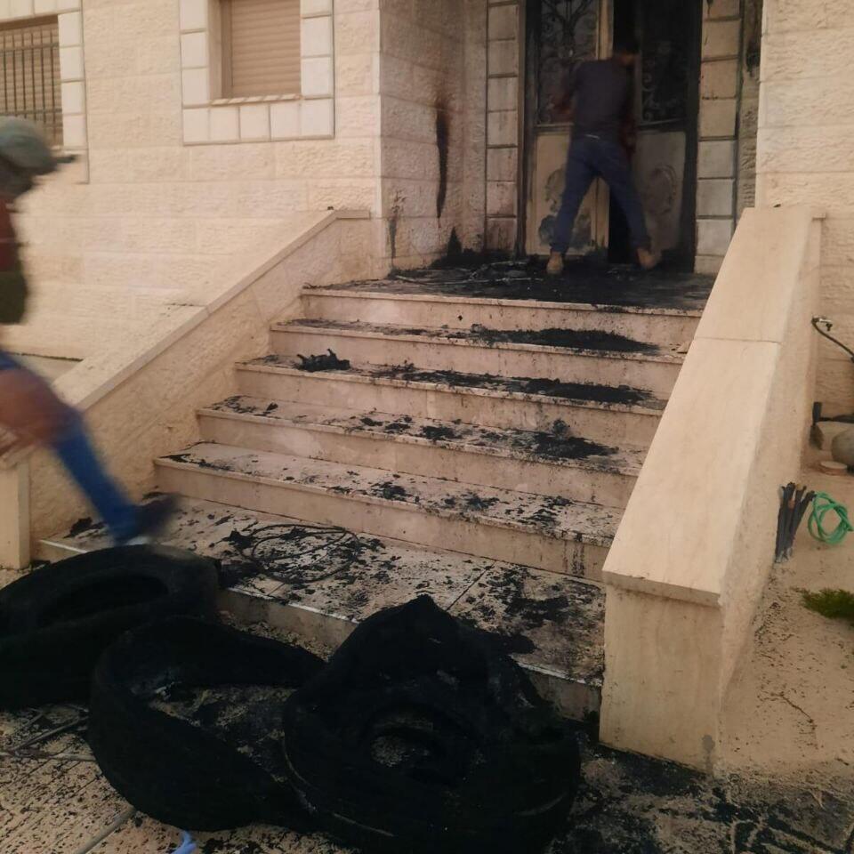 נערי הגבעות הציתו את הבתים על ידי הנחת צמיגים בוערים סמוך לדלתות הבתים שהוצתו