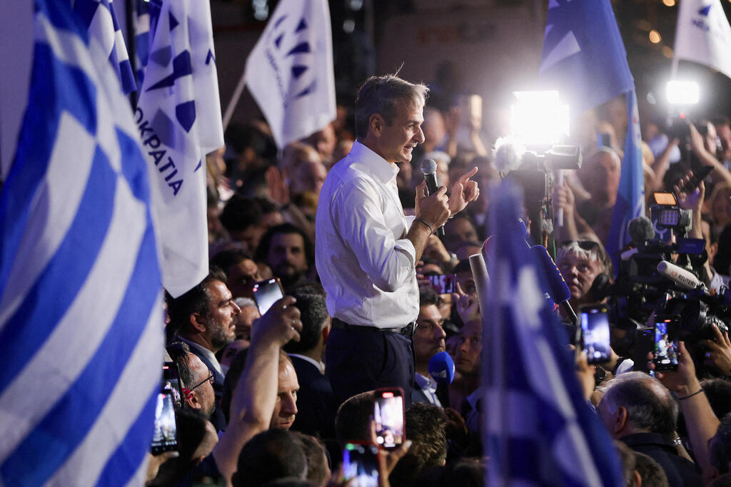 מיצוטקיס עם תומכיו. הביע תמיכה במשמר החופים (צילום: רויטרס ) ראש ממשלת יוון קיריאקוס מיצוטקיס ניצחון בחירות