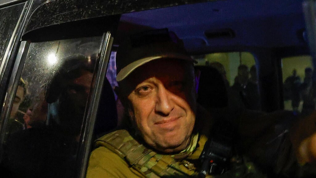 Yevgeny Prigozhin (Photo: Reuters) יבגני פריגוז'ין יוצא ממפקדת המחוז הצבאי ברוסטוב על הדון, אל הציבור שמתקרב ללחוץ את ידו
